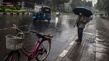 雷雨がマルーケを脅かし、ジャカルタとバンドンは軽い雨が降る