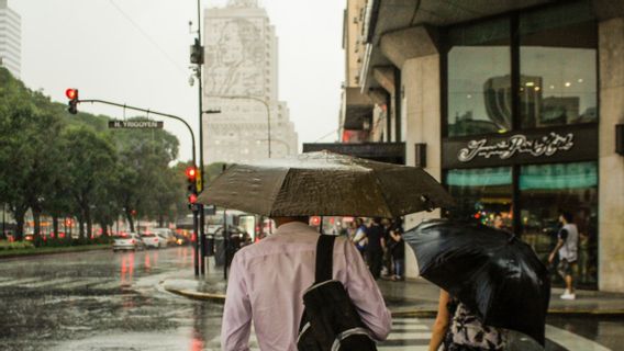 Air Hujan Bisa Bikin Sakit Kepala, Mitos atau Fakta?