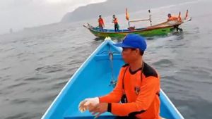 青少年被海浪拖曳在Jember Payangan,联合SAR小组进行了搜索