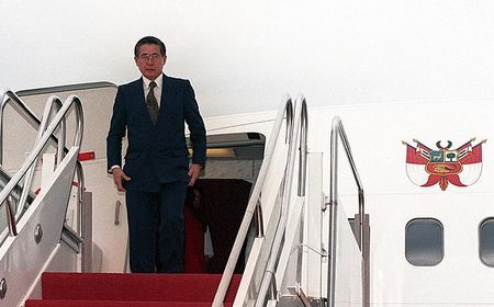 Rakyat Peru Menyambut Presiden Terpilih Alberto Fujimori dalam Memori Hari Ini, 11 Juni 1990