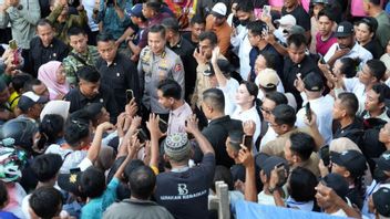 Residents Welcome Vice President Gibran While Reviewing Gamalama Market In Ternate