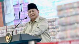 Prabowo asks officials not to complicate licensing
