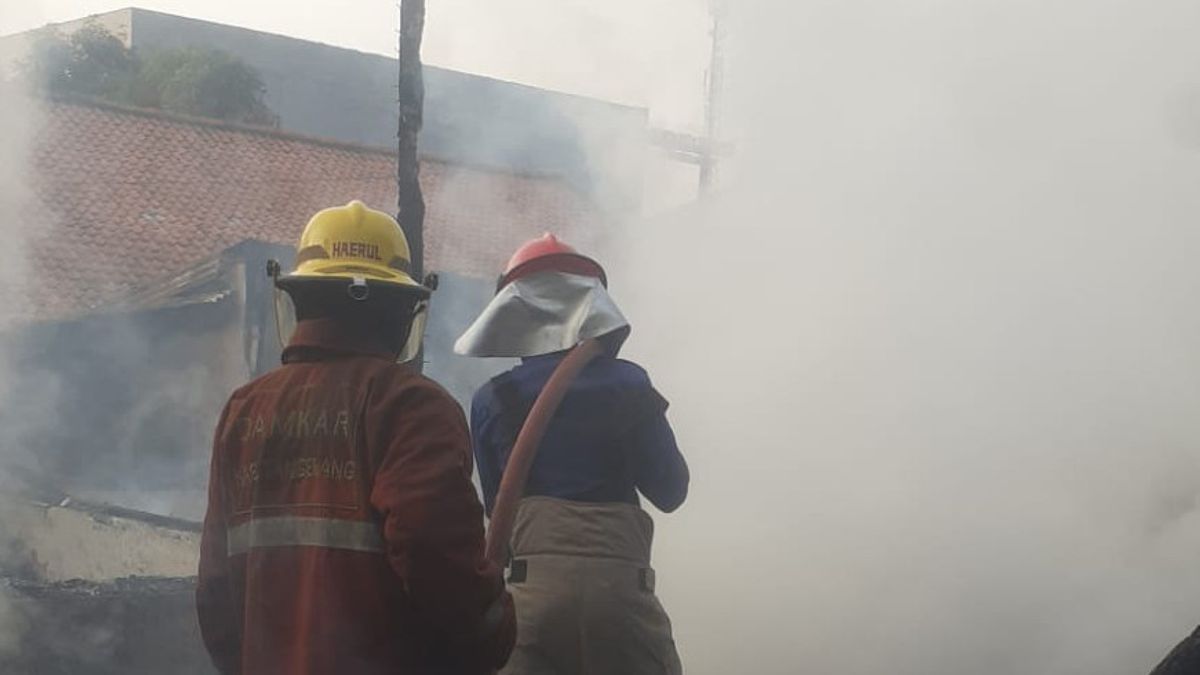 complexe d’un dortoir de la police de Balaraja incendié, dizaines de personnes licenciées