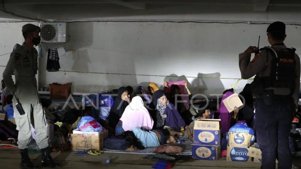 Des dizaines de téléphones portables pour réfugiés rohingyas à Banda Aceh