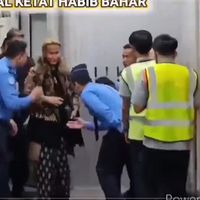 Gun Romli Bagikan Video Bahar Smith Disambut Petugas Angkasa Pura, Ada yang Menunduk Cium Tangan