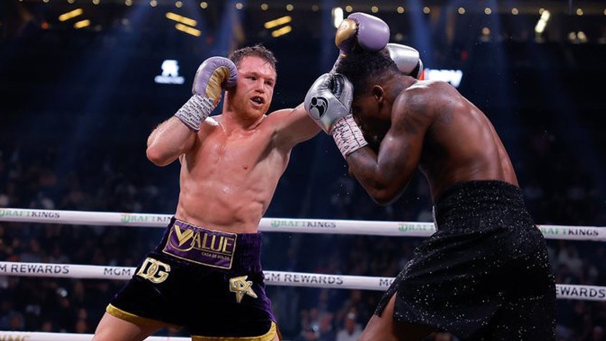 Hasil Tinju Dunia: Menang Angka Mutlak atas Charlo, Canelo Tetap Juara Kelas Menengah Super Sejati