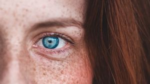 Saran Ahli, Pastikan 6 Bahan Aktif Ini Terkandung dalam Produk <i>Eye Cream</i> Kamu