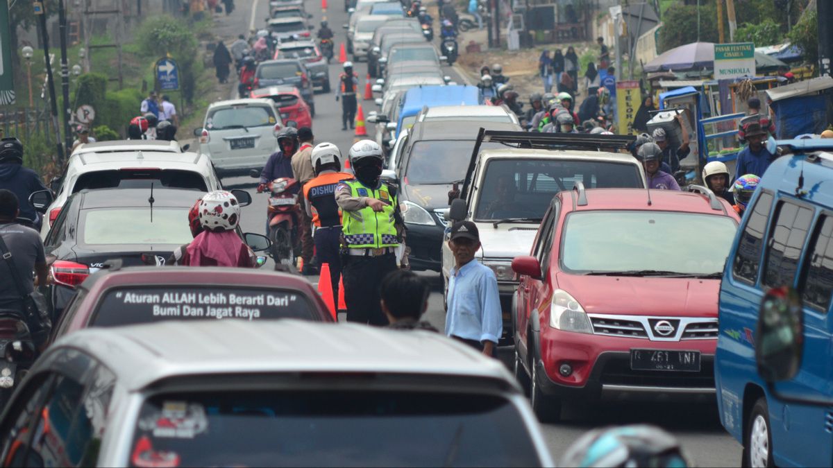 Due To Density, Users Of The Peak Direction Road Through GT Ciawi Diverted To Bogor City