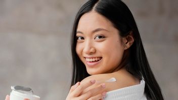 正しいローションを着用して、一日中柔らかくしっとりとした肌にするための6つのヒント
