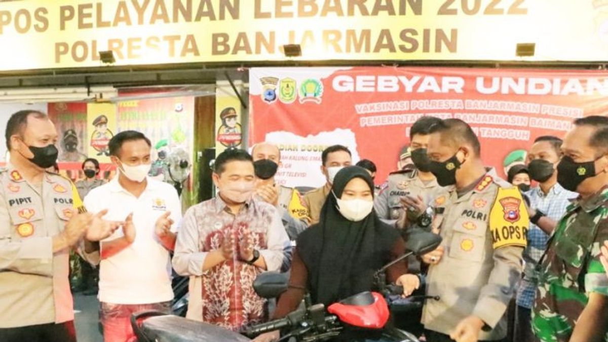 Pursuing Vaccination Target, Banjarmasin Police Attracts Residents With Motorcycle Prizes