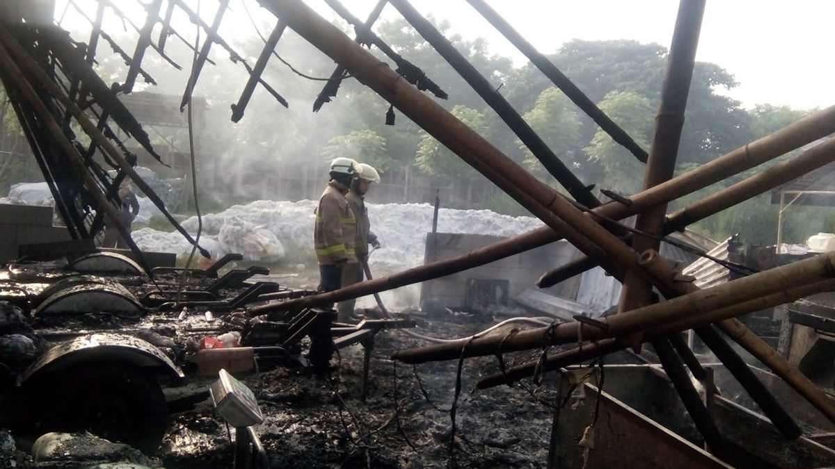 燃えるゴミのため、タンゲランの袋倉庫は火事で食い荒らされて崩壊する