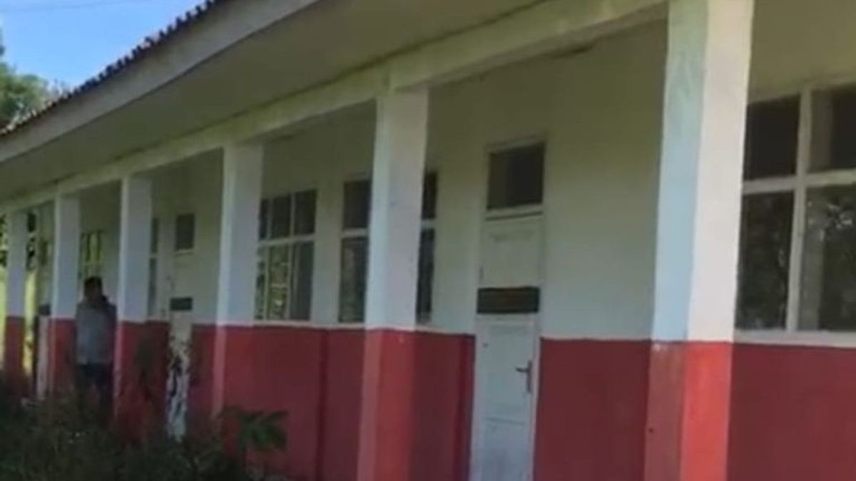 عضو Cianjur DPRD يجد مبنى مدرسة مختومة