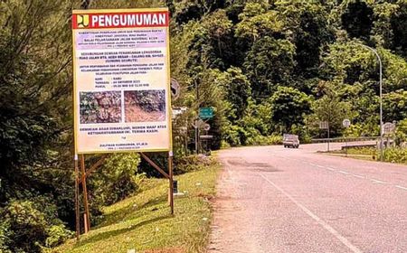 Khawatir Material Longsor Tutup Badan Jalan, Polisi Tutup Sementara Lalin Gunung Geurutee Aceh Jaya