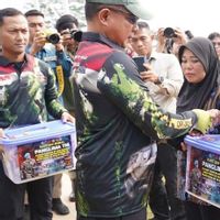 Panglima TNI Serahkan Bantuan Sembako dalam Kejurnas Adventure Offroad 2025