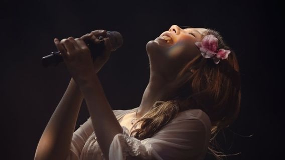 بسبب اضطراب الصوت ، كان نادين على وشك التوقف عن الغناء