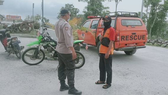 メラピ山が溶岩を破裂させ、マゲラン、クラテン、ボヨラリの住民は警戒するよう求められています