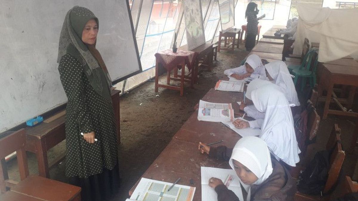 Siswa Belajar di Tenda Depan Sekolah yang Ambruk Akibat Gempa M 6,1 Pasaman Barat
