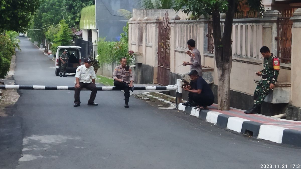 In The Aftermath Of The 2024 DKI UMP Increase Demo, The Joint TNI-Polri Apparatus Takes Strict Care Of The PJ Governor Heru's Private House