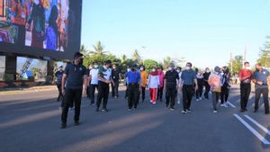 Bergaya <i>Casual Sporty,</i> Wapres Ma'ruf Olahraga Jalan Santai Bersama Forkopimda Papua Barat