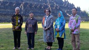 Kunjungi Magelang, Kaisar Naruhito <i>Selfie</i> di Candi Borobudur