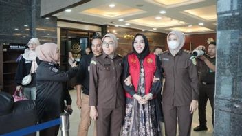 Sambil Senyum, Mira Hayati Napi Kosmetik Berbahaya Dijebloskan ke Penjara