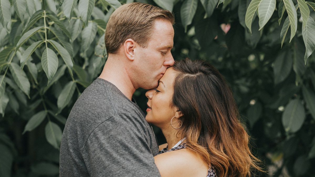 5 Meanings Of A Kiss On The Forehead Of A Partner, First: Far From Sexual Impressions