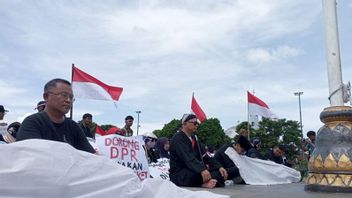 市民同盟はバンユマスを訴え、インドネシアの民主主義の撤退に抗議するタパペペ行動のタイトル