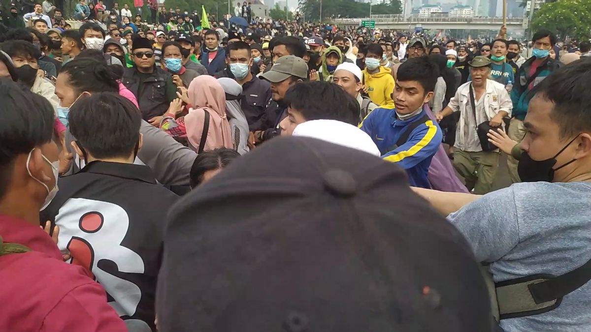 Ade Armando Beaten During April 11 Action At The DPR, Denny Siregar Calls The Kadrun Group A Provocation For Non-Students