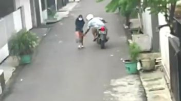 Recorded By CCTV, Pedestrian Employees Snatched In Matraman, East Jakarta