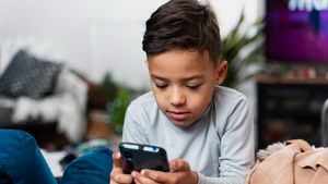Anak SD Sudah Punya HP? Studi Ungkap Risiko Obesitas dan Gangguan Tidur Meningkat