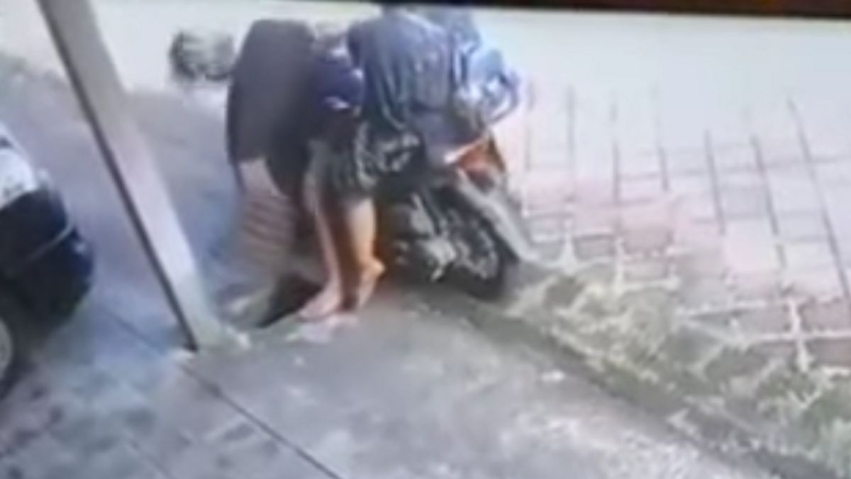 Viral Motorcyclist Riding Woman And Small Child Steals Iron Covers Sewers In North Kuta Bali, Police Are Investigating