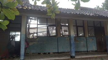 BPBD记录了Cimapag的1所小学因M 4苏加武米地震而倒塌 
