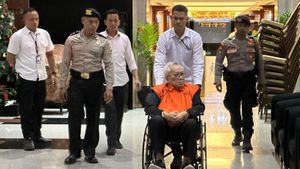 Pakai Kursi Roda, Eks Direktur Pertamina Chrisna Damayanto Ditahan KPK