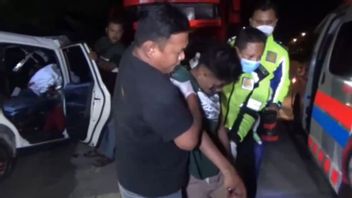 Low MPV Car Maut Accident The Tronton Truck Parking In Ngawi: 5 Dead And 3 Critical