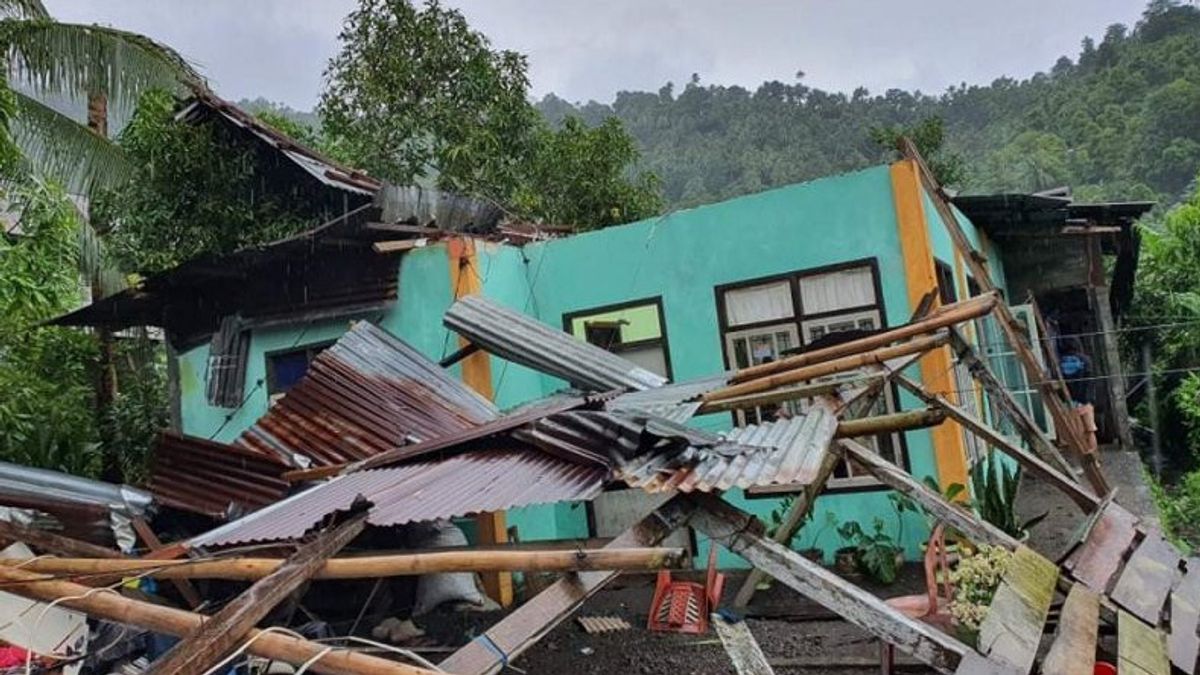 Coup De Vent Endommagé Des Dizaines De Maisons à Sangihe, Sulawesi Nord, Une Tour Telkomsel S’est Effondré