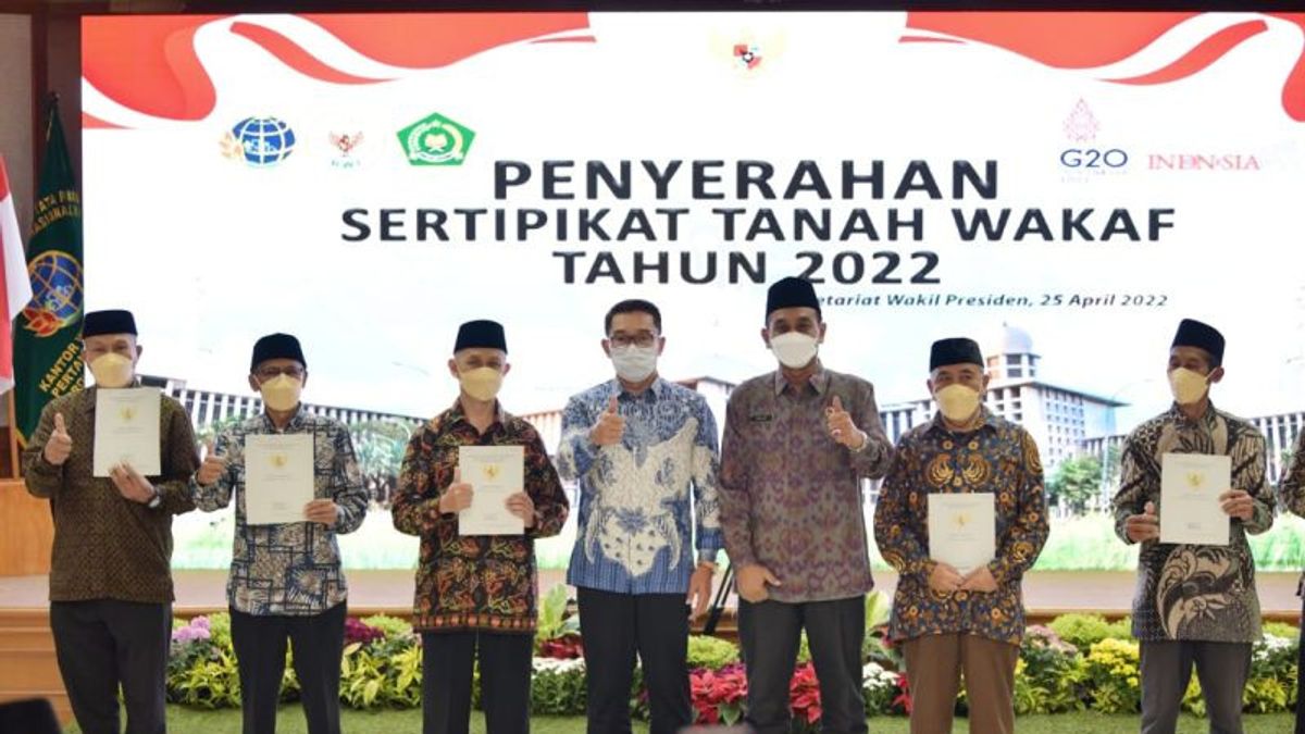 Gubernur Ridwan Kamil Serahkan 502 Sertifikat Tanah Wakaf, Mayoritas untuk Masjid, Tanah Makam dan Pasantren