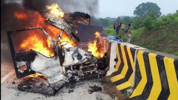 眠そうな運転手とマディウン-ヌガンジュク有料道路でトラックにぶつかった、3人が死亡した