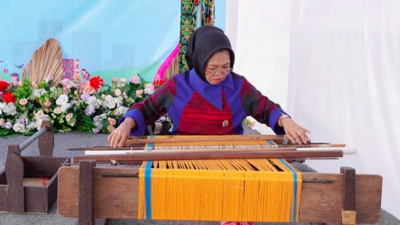 Seeing Samarinda Weaving Conservation Efforts As East Kalimantan Cultural Heritage