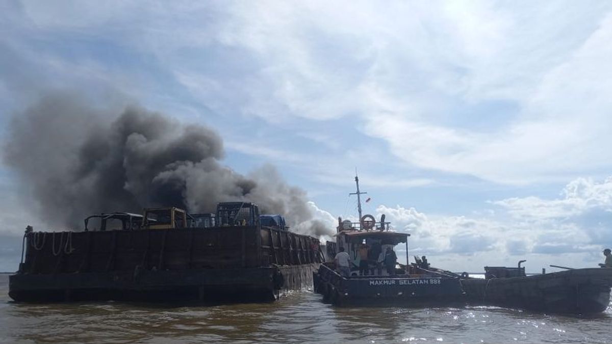 Kapal Tongkang Terbakar di Kampung Laut Jambi, Diduga Api dari Puntung Rokok ABK