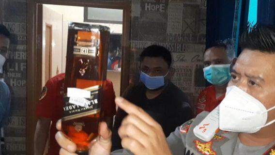 La Police Démantèle La Fausse Industrie Artisanale Importée De Macallan à Red Label à Bogor