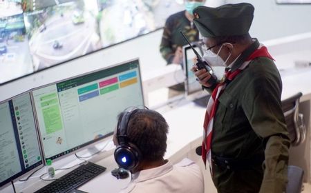 ‘Surya Dua Monitor', Saat Wawali Surabaya Pantau Ketinggian Air lewat Command Center 112