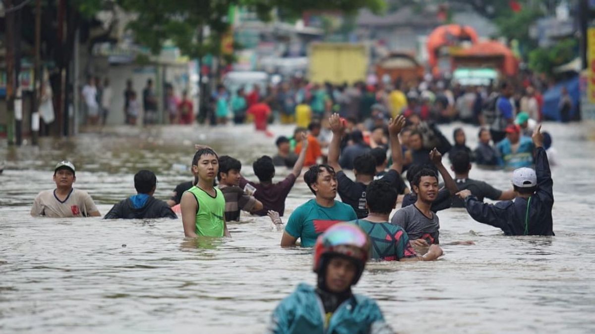 Floods On Jalan Jeruk Purut, Cilandak, South Jakarta, Had Reached A Height Of 65 Centimeters Saturday Morning