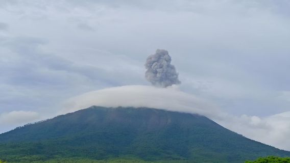 伊利火山Lewotolok Erupsi Lontarkan Abu Setinggi 1,000米