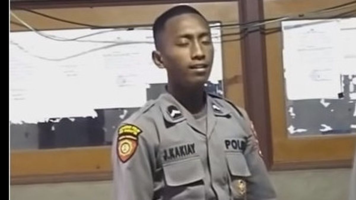 巴布亚土著警察在唱歌《The Rollies》时得到网友的称赞