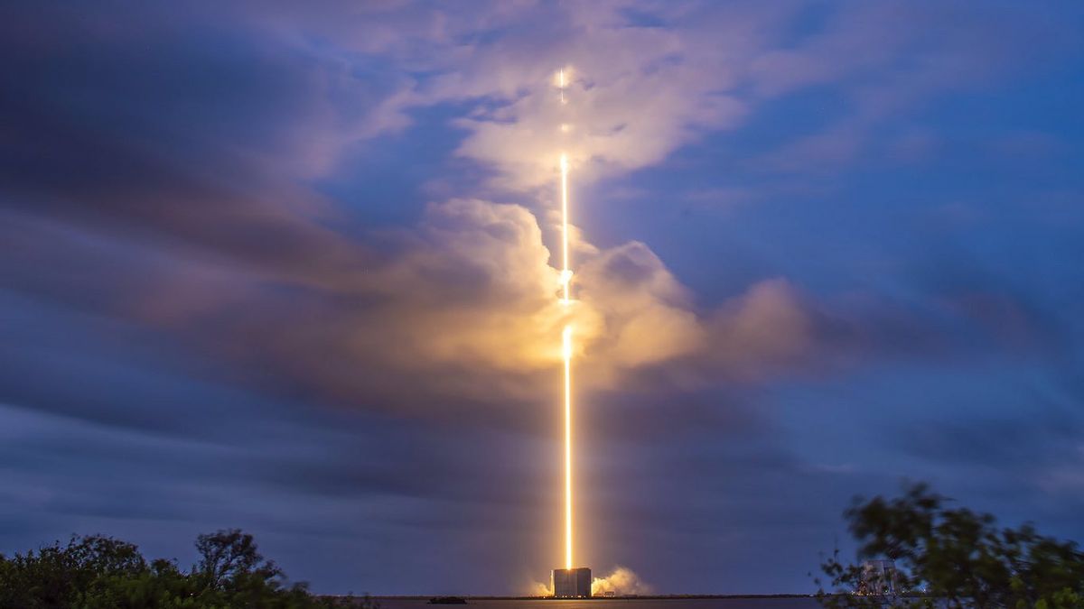 スペースXロケット打ち上げは大西洋の空に巨大な光を残す
