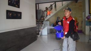 PMI Semprot Disinfektan Rumah Terdampak Banjir di Tangerang, untuk Apa?