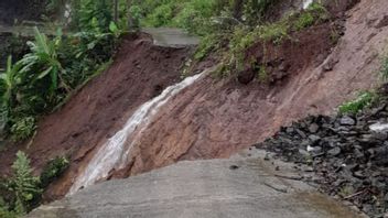 La colline de Longsor brise la ligne sud de Garut, la police a embaué Lewati Pameungpeuk