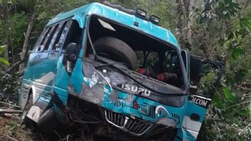 観光バスがアチェ州中部の渓谷に落ち、2人が死亡