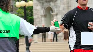 Kurangi Sampah Plastik, Botol Minum Edisi Khusus Bakal Temani Pelari Maybank Marathon 2025