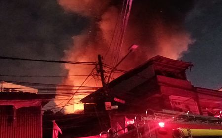 Kebakaran di Depan Kantor Pemkot Jakpus, Api Membesar Bikin Warga Semakin Panik